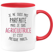 quotedazur - Mug Je Ne Suis Pas Parfaite Mais Je Suis Agricultrice Et C'Est Presque Pareil - Cadeau Humour Métier Travail  - Idée Cadeau Agricultrice Pot De Départ Cheffe  - Tasse Cadeau Noël