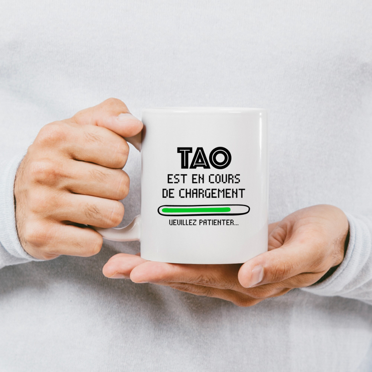 quotedazur - Mug Tao Est En Cours De Chargement Veuillez Patienter - Cadeau Tao Prénom Homme Personnalisé - Cadeau Annniversaire Noël Adolescent Collègue