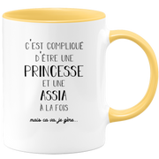 quotedazur - Mug Prénom Assia Compliqué D'Être Une Princesse Et Une Assia Mais Ca Va Je Gère - Cadeau Humour Prénom - Idée Cadeau  Saint Valentin - Tasse Prénom Assia - Idéal Pour Noël