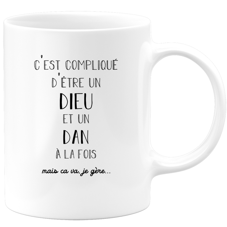 quotedazur - Mug Compliqué D'Être Un Dieu Et Un Dan Mais Ça Va Je Gère - Cadeau Humour Prénom - Idée Cadeau Famille Saint Valentin - Tasse Prénom Dan