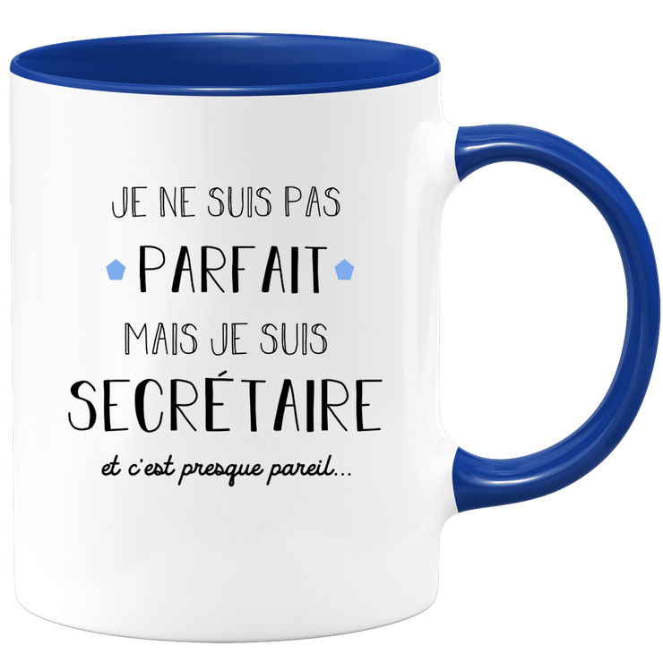 quotedazur - Mug Je Ne Suis Pas Parfait Mais Je Suis Secretaire  - Cadeau Humour Métier Travail - Idée Cadeau Pot De Départ Chef Mutation - Tasse Cadeau Retraite Noël Au Bureau