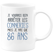 quotedazur - Mug J'Aimerai Bien Arrêter Les Conneries Mais Je N'Ai Que 86 Ans - Idée Cadeau Anniversaire 86 Ans Homme Femme - Tasse Idée Cadeau Original, Humour, Drôle, Rigolo, Fun