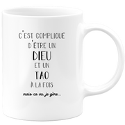 quotedazur - Mug Compliqué D'Être Un Dieu Et Un Tao Mais Ça Va Je Gère - Cadeau Humour Prénom - Idée Cadeau Famille Saint Valentin - Tasse Prénom Tao