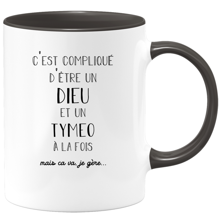 quotedazur - Mug Compliqué D'Être Un Dieu Et Un Tymeo Mais Ça Va Je Gère - Cadeau Humour Prénom - Idée Cadeau Famille Saint Valentin - Tasse Prénom Tymeo
