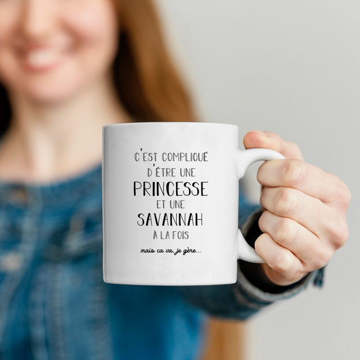 quotedazur - Mug Prénom Savannah Compliqué D'Être Une Princesse Et Une Savannah Mais Ca Va Je Gère - Cadeau Humour Prénom - Idée Cadeau  Saint Valentin - Tasse Prénom Savannah - Idéal Pour Noël