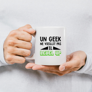quotedazur - Mug Un Geek Ne Vieillit Pas Il Level Up - Idée Cadeau Gamer Nerd - Humour Adolescent Couple Saint Valentin - Gadget Homme - Anniversaire Frère Meilleur Ami