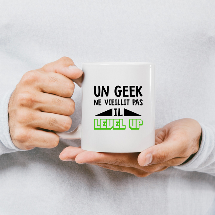 quotedazur - Mug Un Geek Ne Vieillit Pas Il Level Up - Idée Cadeau Gamer Nerd - Humour Adolescent Couple Saint Valentin - Gadget Homme - Anniversaire Frère Meilleur Ami