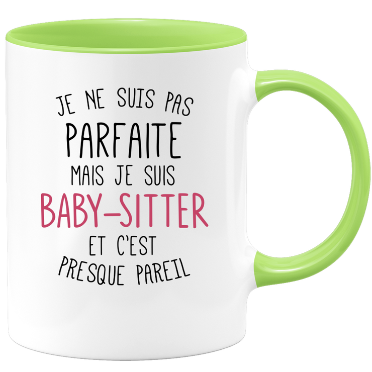quotedazur - Mug Je Ne Suis Pas Parfaite Mais Je Suis Baby Sitter Et C'Est Presque Pareil - Cadeau Humour Métier Travail  - Idée Cadeau Baby Sitter Pot De Départ Cheffe  - Tasse Cadeau Noël