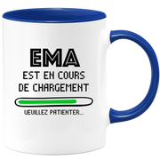 quotedazur - Mug Ema Est En Cours De Chargement Veuillez Patienter - Cadeau Ema Prénom Femme Personnalisé - Cadeau Annniversaire Noël Adolescent Collègue