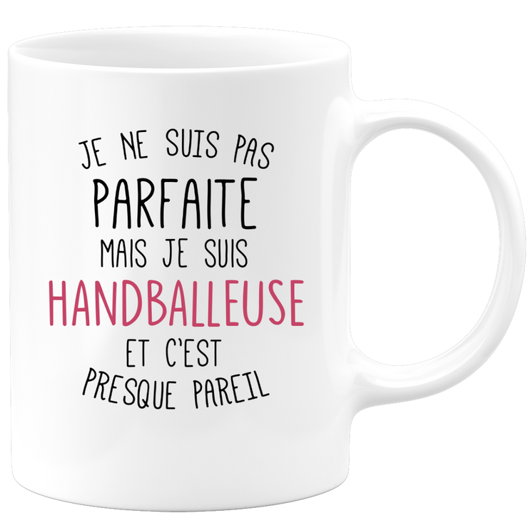 quotedazur - Mug Je Ne Suis Pas Parfaite Mais Je Suis Handballeuse Et C'est Presque Pareil - Idée Cadeau Sport, Anniversaires, Noël