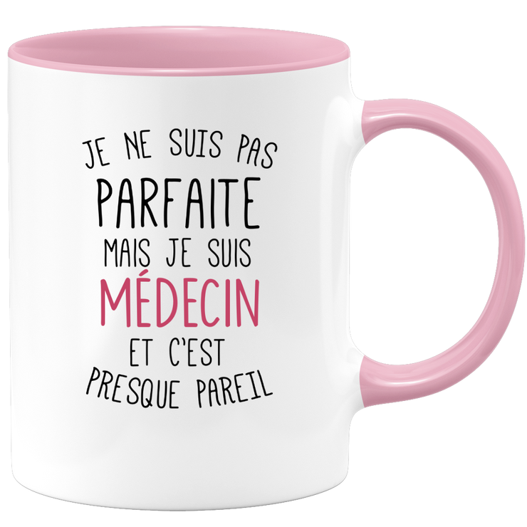 quotedazur - Mug Je Ne Suis Pas Parfaite Mais Je Suis Medecin Et C'est Presque Pareil - Cadeau Humour Métier Travail  - Idée Cadeau Medecin Pot De Départ Cheffe Mutation - Tasse Cadeau Noël Bureau