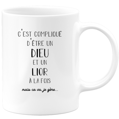 quotedazur - Mug Compliqué D'Être Un Dieu Et Un Lior Mais Ça Va Je Gère - Cadeau Humour Prénom - Idée Cadeau Famille Saint Valentin - Tasse Prénom Lior
