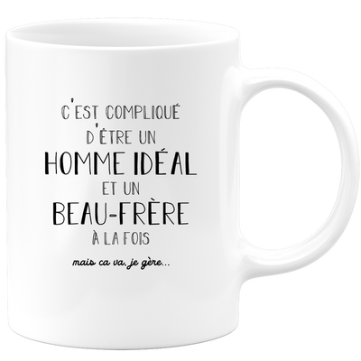 quotedazur - Mug C'est Compliqué D'Être Un Homme Idéal Et Un Beau Frère Mais Ça Va Je Gère - Cadeau Humoristique Famille, Anniversaire, Noël
