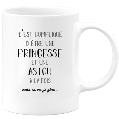 quotedazur - Mug Prénom Astou Compliqué D'Être Une Princesse Et Une Astou Mais Ca Va Je Gère - Cadeau Humour Prénom - Idée Cadeau  Saint Valentin - Tasse Prénom Astou - Idéal Pour Noël