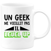 quotedazur - Mug Un Geek Ne Vieillit Pas Il Level Up - Idée Cadeau Gamer Nerd - Humour Adolescent Couple Saint Valentin - Gadget Homme - Anniversaire Frère Meilleur Ami