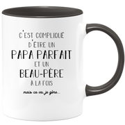 quotedazur - Mug C'est Compliqué D'Être Un Papa Parfait Et Un Beau-Père Mais Ça Va Je Gère - Idée Cadeau Famille, Fête des Pères, Anniversaire