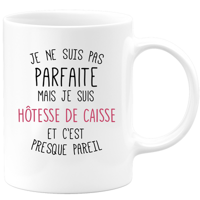 quotedazur - Mug Je Ne Suis Pas Parfaite Mais Je Suis Hotesse De Caisse Et C'Est Presque Pareil - Cadeau Humour Métier Travail  - Idée Cadeau Hotesse De Caisse Pot De Départ Cheffe  - Cadeau Noël