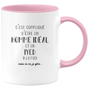 quotedazur - Mug Compliqué D'Être Un Homme Idéal Et Un Iyed Mais Ça Va Je Gère - Cadeau Humour Prénom - Idée Cadeau Famille Saint Valentin - Tasse Prénom Iyed