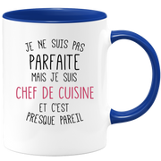 quotedazur - Mug Je Ne Suis Pas Parfaite Mais Je Suis Chef De Cuisine Et C'Est Presque Pareil - Cadeau Humour Métier Travail  - Idée Cadeau Chef De Cuisine Pot De Départ Cheffe  - Tasse Cadeau Noël