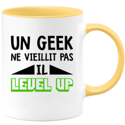 quotedazur - Mug Un Geek Ne Vieillit Pas Il Level Up - Idée Cadeau Gamer Nerd - Humour Adolescent Couple Saint Valentin - Gadget Homme - Anniversaire Frère Meilleur Ami