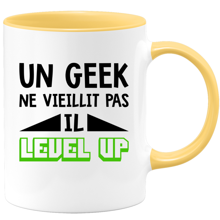 quotedazur - Mug Un Geek Ne Vieillit Pas Il Level Up - Idée Cadeau Gamer Nerd - Humour Adolescent Couple Saint Valentin - Gadget Homme - Anniversaire Frère Meilleur Ami