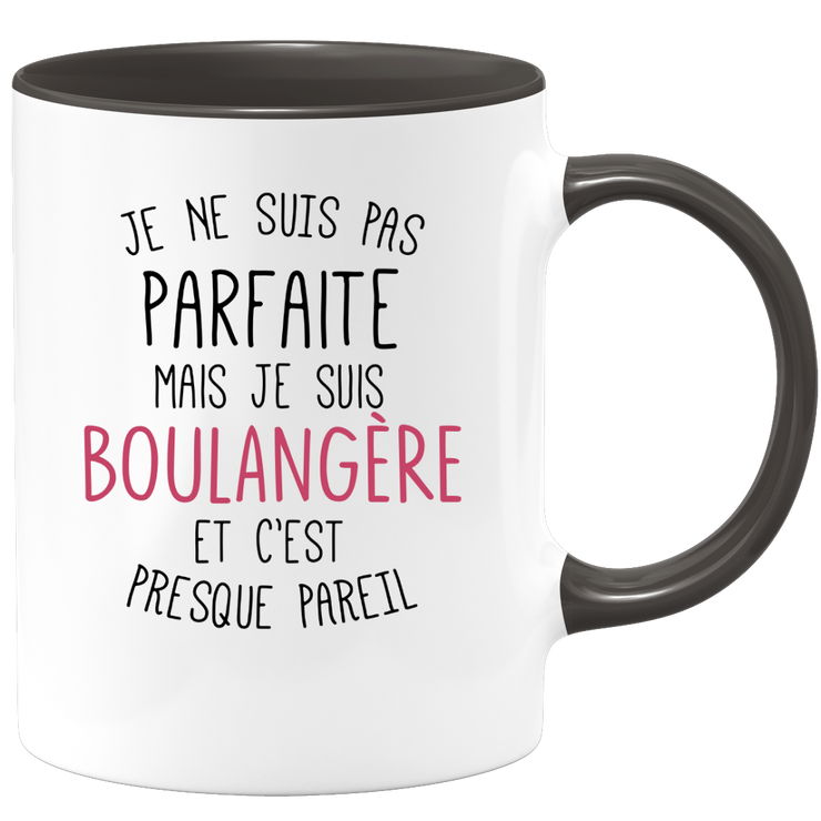 quotedazur - Mug Je Ne Suis Pas Parfaite Mais Je Suis Boulangere Et C'Est Presque Pareil - Cadeau Humour Métier Travail  - Idée Cadeau Boulangere Pot De Départ Cheffe  - Tasse Cadeau Noël