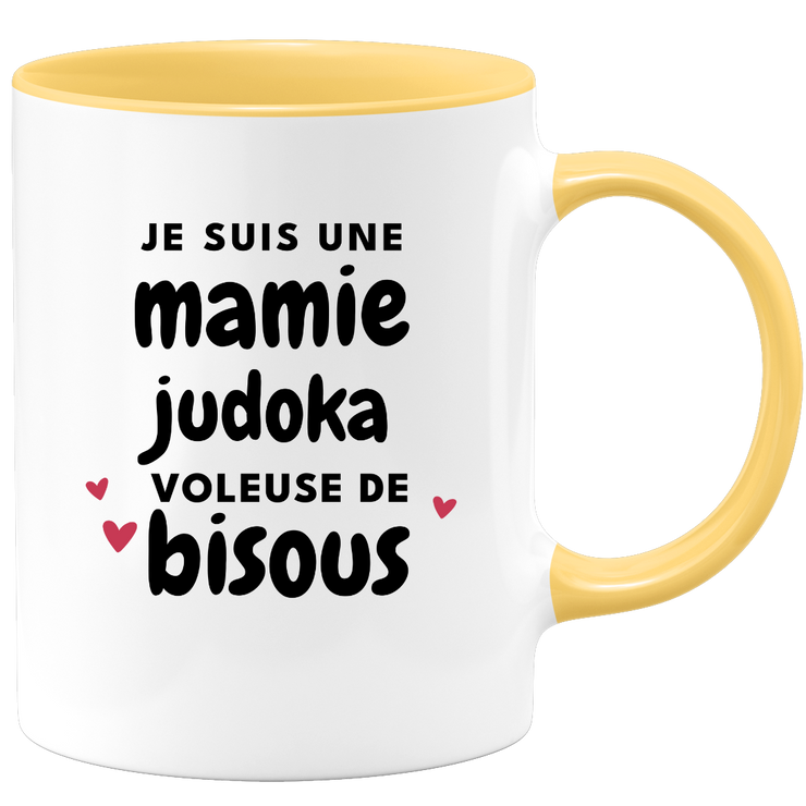 quotedazur - Mug Je Suis Une Mamie Judoka Voleuse De Bisous - Cadeau Fête Des Grand Mères Original - Idée Cadeau Pour Anniversaire Mémé Judo - Cadeau Future Mamy Naissance