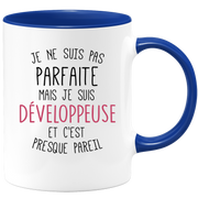quotedazur - Mug Je Ne Suis Pas Parfaite Mais Je Suis Developpeuse Et C'Est Presque Pareil - Cadeau Humour Métier Travail  - Idée Cadeau Developpeuse Pot De Départ Cheffe  - Tasse Cadeau Noël
