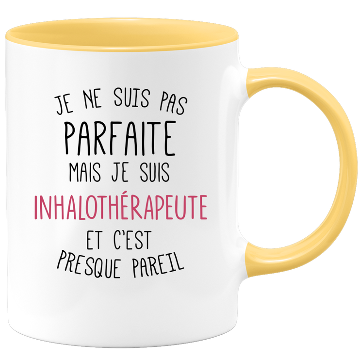quotedazur - Mug Je Ne Suis Pas Parfaite Mais Je Suis Inhalotherapeute Et C'Est Presque Pareil - Cadeau Humour Métier Travail  - Idée Cadeau Inhalotherapeute Pot De Départ Cheffe  - Tasse Cadeau Noël