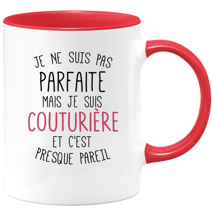 quotedazur - Mug Je Ne Suis Pas Parfaite Mais Je Suis Couturiere Et C'Est Presque Pareil - Cadeau Humour Métier Travail  - Idée Cadeau Couturiere Pot De Départ Cheffe  - Tasse Cadeau Noël