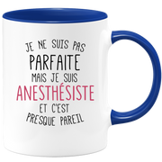 quotedazur - Mug Je Ne Suis Pas Parfaite Mais Je Suis Anethesiste Et C'Est Presque Pareil - Cadeau Humour Métier Travail  - Idée Cadeau Anethesiste Pot De Départ Cheffe  - Tasse Cadeau Noël