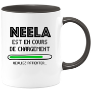 quotedazur - Mug Neela Est En Cours De Chargement Veuillez Patienter - Cadeau Neela Prénom Femme Personnalisé - Cadeau Annniversaire Noël Adolescent Collègue