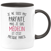 quotedazur - Mug Je Ne Suis Pas Parfaite Mais Je Suis Medecin Et C'est Presque Pareil - Cadeau Humour Métier Travail  - Idée Cadeau Medecin Pot De Départ Cheffe Mutation - Tasse Cadeau Noël Bureau