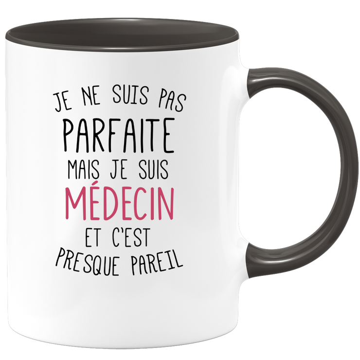 quotedazur - Mug Je Ne Suis Pas Parfaite Mais Je Suis Medecin Et C'est Presque Pareil - Cadeau Humour Métier Travail  - Idée Cadeau Medecin Pot De Départ Cheffe Mutation - Tasse Cadeau Noël Bureau