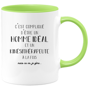 quotedazur - Mug Compliqué D'Être Un Homme Idéal Et Un Kinesitherapeute  À La Fois Mais Ca Va Je Gère - Cadeau Humour Métier Travail - Idée Cadeau Pot De Départ Chef  - Tasse Cadeau Retraite Noël