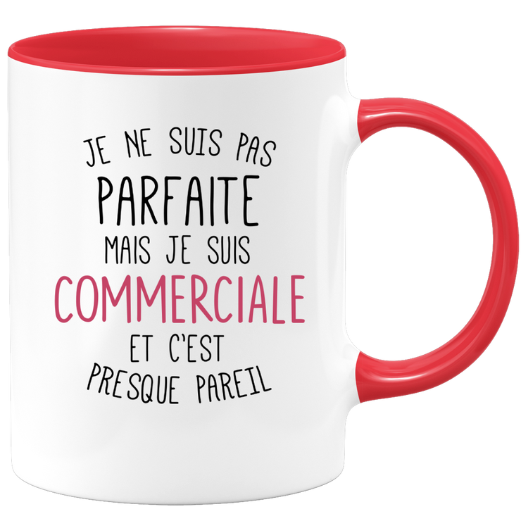 quotedazur - Mug Je Ne Suis Pas Parfaite Mais Je Suis Commerciale Et C'Est Presque Pareil - Cadeau Humour Métier Travail  - Idée Cadeau Commerciale Pot De Départ Cheffe  - Tasse Cadeau Noël