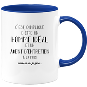 quotedazur - Mug Compliqué D'Être Un Homme Idéal Et Un Agent D Entretien  À La Fois Mais Ca Va Je Gère - Cadeau Humour Métier Travail - Idée Cadeau Pot De Départ Chef  - Tasse Cadeau Retraite Noël