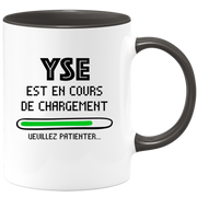 quotedazur - Mug Yse Est En Cours De Chargement Veuillez Patienter - Cadeau Yse Prénom Femme Personnalisé - Cadeau Annniversaire Noël Adolescent Collègue