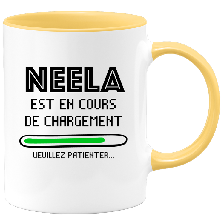 quotedazur - Mug Neela Est En Cours De Chargement Veuillez Patienter - Cadeau Neela Prénom Femme Personnalisé - Cadeau Annniversaire Noël Adolescent Collègue