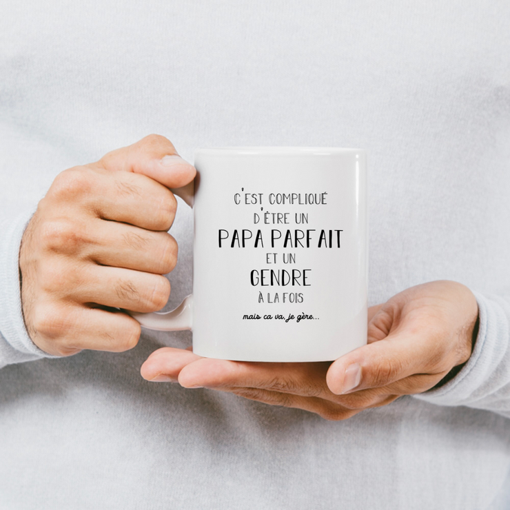 quotedazur - Mug C'est Compliqué d'Être un Papa Parfait et un Gendre mais Ça Va Je Gère - Idée Cadeau Humoristique pour Anniversaire, Fête des Pères