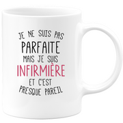 quotedazur - Mug Je Ne Suis Pas Parfaite Mais Je Suis Infirmière Cadeau Collègue De Travail - Cadeau Départ Femme, Chef, Stagiaire, Départ Retraite - Idée Cadeau Original, Humour, Drôle, Rigolo