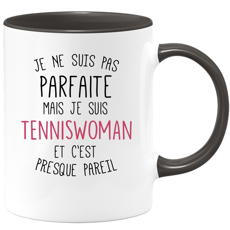 quotedazur - Mug Je Ne Suis Pas Parfaite Mais Je Suis Tenniswoman Et C'est Presque Pareil - Idée Cadeau Sport, Anniversaires, Noël