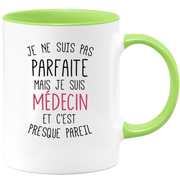 quotedazur - Mug Je Ne Suis Pas Parfaite Mais Je Suis Medecin Et C'est Presque Pareil - Cadeau Humour Métier Travail  - Idée Cadeau Medecin Pot De Départ Cheffe Mutation - Tasse Cadeau Noël Bureau