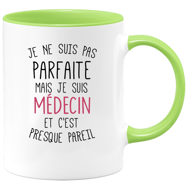 quotedazur - Mug Je Ne Suis Pas Parfaite Mais Je Suis Medecin Et C'est Presque Pareil - Cadeau Humour Métier Travail  - Idée Cadeau Medecin Pot De Départ Cheffe Mutation - Tasse Cadeau Noël Bureau
