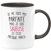 quotedazur - Mug Je Ne Suis Pas Parfaite Mais Je Suis Skieuse Et C'est Presque Pareil - Idée Cadeau Ski, Sports d'Hiver, Anniversaire, Noël