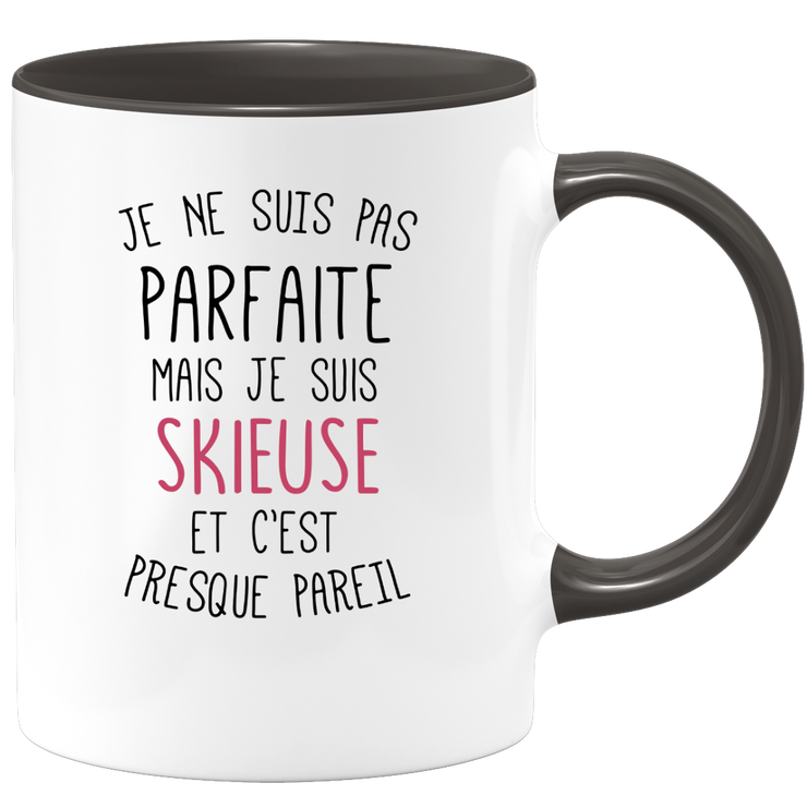 quotedazur - Mug Je Ne Suis Pas Parfaite Mais Je Suis Skieuse Et C'est Presque Pareil - Idée Cadeau Ski, Sports d'Hiver, Anniversaire, Noël