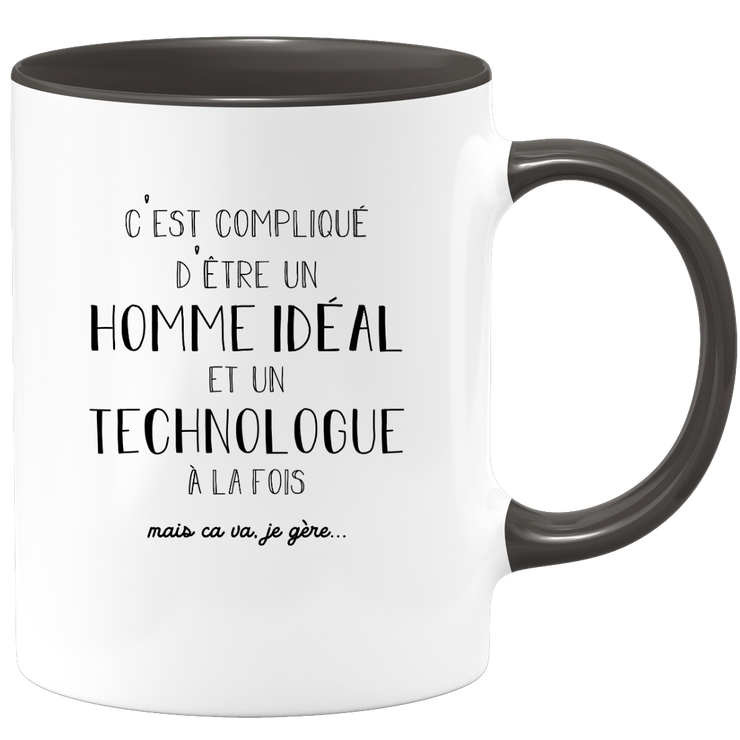 quotedazur - Mug Compliqué D'Être Un Homme Idéal Et Un Technologue  À La Fois Mais Ca Va Je Gère - Cadeau Humour Métier Travail - Idée Cadeau Pot De Départ Chef  - Tasse Cadeau Retraite Noël