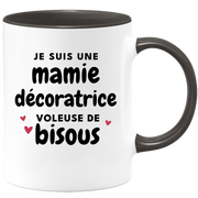 quotedazur - Mug Je Suis Une Mamie Décoratrice Voleuse De Bisous - Cadeau Fête Des Grand Mères Original - Idée Cadeau Pour Anniversaire Mémé Décoration - Cadeau Future Mamy Naissance