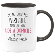 quotedazur - Mug Je Ne Suis Pas Parfaite Mais Je Suis Aide A Domicile Et C'Est Presque Pareil - Cadeau Humour Métier Travail  - Idée Cadeau Aide A Domicile Pot De Départ Cheffe  - Tasse Cadeau Noël