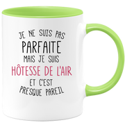 quotedazur - Mug Je Ne Suis Pas Parfaite Mais Je Suis Hotesse De L Air Et C'Est Presque Pareil - Cadeau Humour Métier Travail  - Idée Cadeau Hotesse De L Air Pot De Départ Cheffe  - Tasse Cadeau Noël